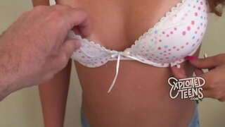 19 વર્ષ જૂના હોટ ટીન fucks અને નહીં ઓફ મોં સંપૂર્ણ