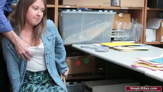 Brunette pige er fanget butikstyveri og officer straffer hende.Han famler hendes små bryster og dominerer hende til at give ham et bj.Så banker han hendes fisse