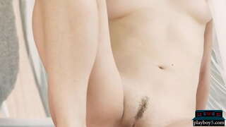 Նուրբ կազմվածքով մի երիտասարդ մոդել շեկ ի ցույց է դնում իր հիանալի тугое մարմինը տաք попкой