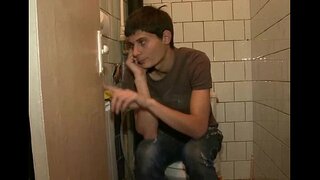 Hän leikkii suuri kalu poika