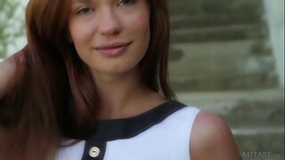 Շքեղ եվրոպական դեռահասը Каролизи дурачится դրսում