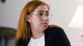 Горячая блондинка и ее пышная партнерша по преступлениям планируют следующую большую цель. Внезапно прибывает их офицер-испытатель для расследования ее партнерши. Они выдают себя за пару и демонстрируют это офицеру, целуясь и лаская свои киски.