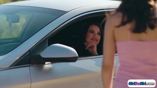 Drie super warm kollege meisies maak uit op die bed.Twee van hulle suig op hul rooikop vriende ferm tiete voor een lekke haar 19yo gfs poesie, terwyl die ouer die rooikop.Die tiener meisie eet poesie en dan sal hulle vryf elke ander vagina totdat hulle kom