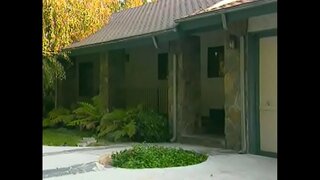 Lyhyt tukkainen nuori poikasen moans kun ratsastaa iso kalu hänen kusipää ensimmäistä kertaa