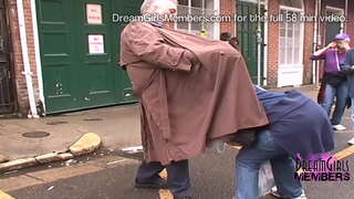 Poeth Milfs Daro Ar Y Strydoedd Ar Gyfer Gleiniau Yn New Orleans